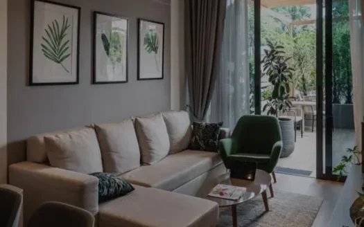 Уютная гостиная с бежевым угловым диваном и зелёным креслом