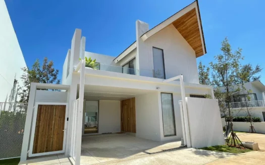 Современный белый двухэтажный дом с деревянными воротами и подъездной дорогой