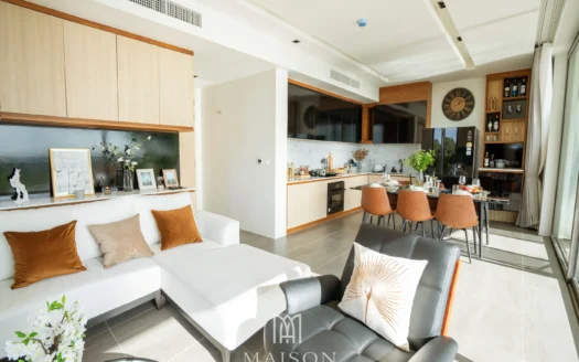 Яркая открытая гостиная с белым диваном и коричневыми подушками