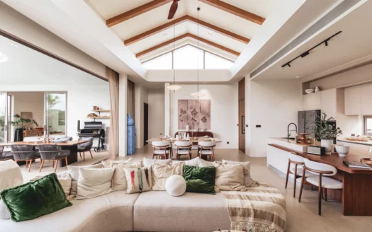 Открытая гостиная с сводчатым потолком и деревянными балками