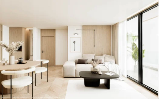 Гостиная и обеденная зона с круглы дым деревянным столом и белыми стульями