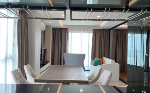 Обеденная зона с длинным деревянным столом и белыми стульями