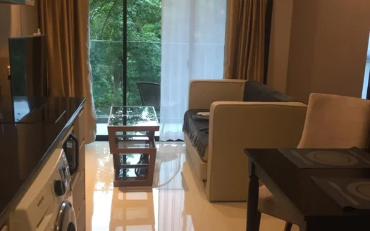 Яркая гостиная с бежевым диваном и видом на балкон