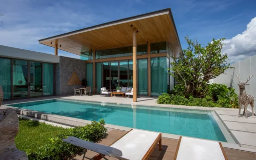 Солнечная современная вилла со стеклянными стенами и зоной у бассейна