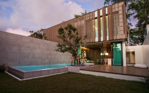 Современный двухэтажный дом с деревянной фасадной решеткой и бассейном