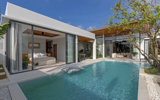Современная вилла со стеклянными стенами у бирюзового бассейна
