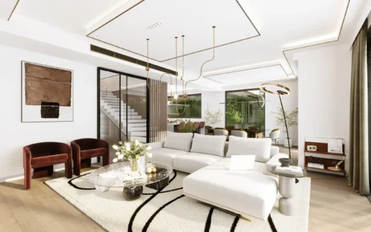 Яркая гостиная с белым секционным диваном и золотой люстрой