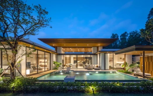 Сумеречный вид на современную виллу со стеклянными стенами, бассейном и шезлонгами