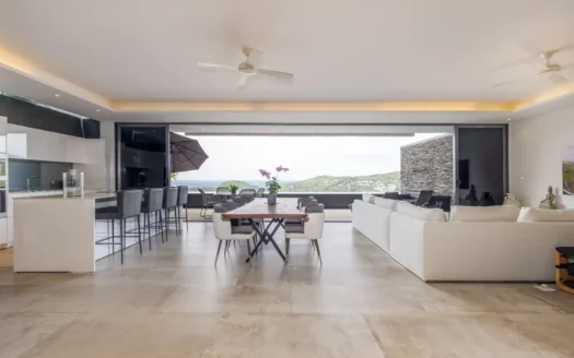 Открытая гостиная и столовая с видом на океан