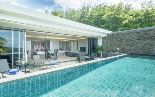 Современная вилла на террасе с стеклянными стенами и бассейном