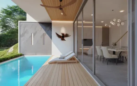 Уличный бассейн у современного дома с стеклянными стенами и деревянной террасой