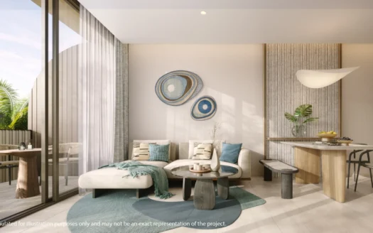 Яркая гостиная с кремовым диваном, бирюзовыми подушками и настенным декором