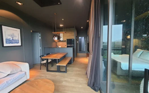 Темная гостиная с деревянным обеденным столом и скамьей