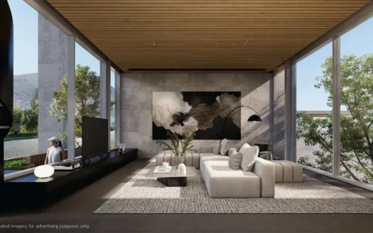 Яркая современная гостиная с стеклянными стенами и деревьями снаружи