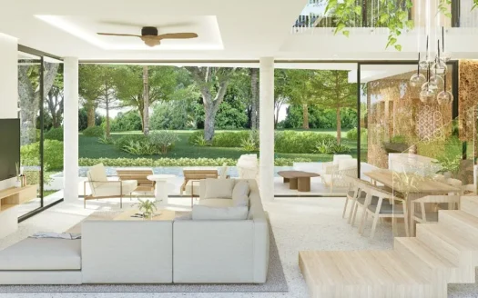 Яркая гостиная с стеклянными стенами и видом на сад