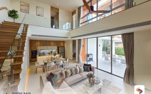 Светлая гостиная с открытой планировкой, лестницей и стеклянной перилами