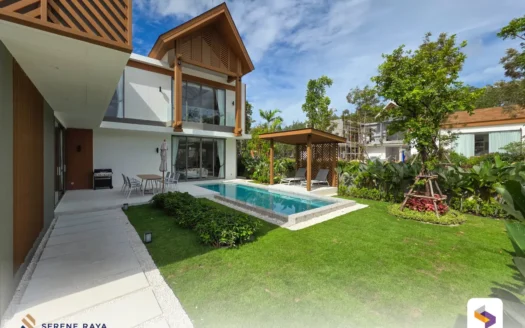 Уличный бассейн с шезлонгами и деревянной перголой