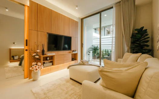 Гостиная с деревянной панелью на стене и большим телевизором