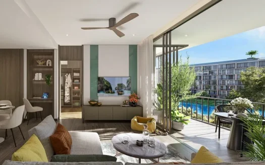 Гостиная с диваном, кофейным столиком и балконом с видом на бассейн