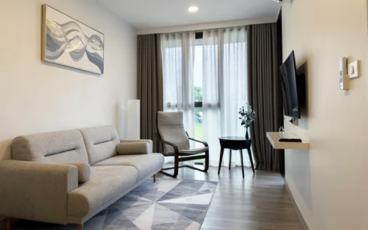 Серая диван и вид на окно в современной гостиной