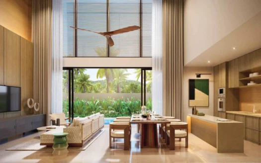 Гостиная и столовая с большими стеклянными дверями, бассейн и сад