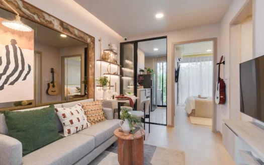 Уютная гостиная с серым диваном, подушками и гитарой