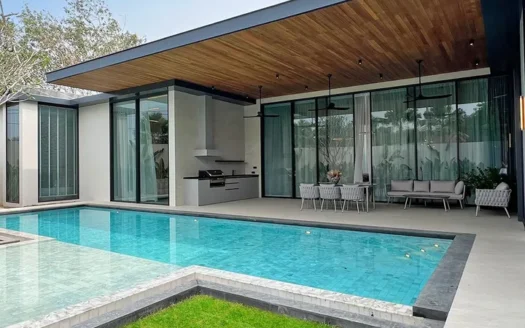 Современный дом с стеклянными стенами, бассейном и уличной зоной отдыха
