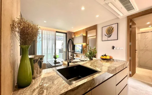 Зеленая ваза с сухими цветами на мраморной кухонной островной стойке