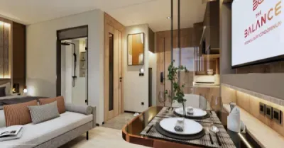 Современная гостиная и столовая с диваном и телевизором