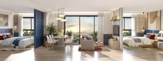 Яркая объединенная гостиная и столовая с большими балконными окнами