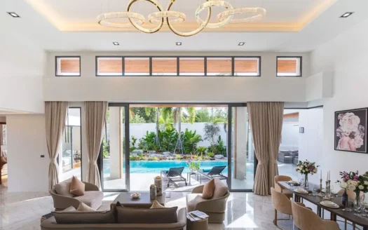 Яркая гостиная с мраморным полом и видом на бассейн