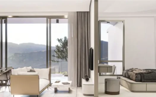 Гостиная открытой планировки с обеденным столом и видом на балкон