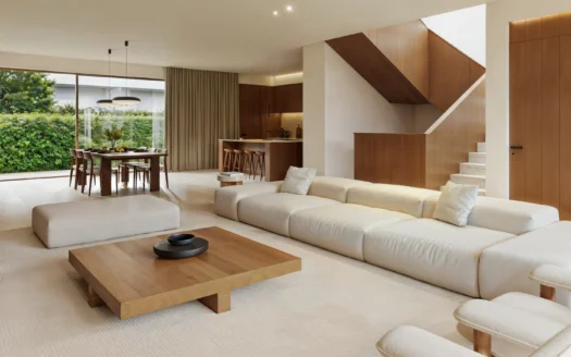 Просторная гостиная с кремовым секционным диваном и деревянным кофейным столиком