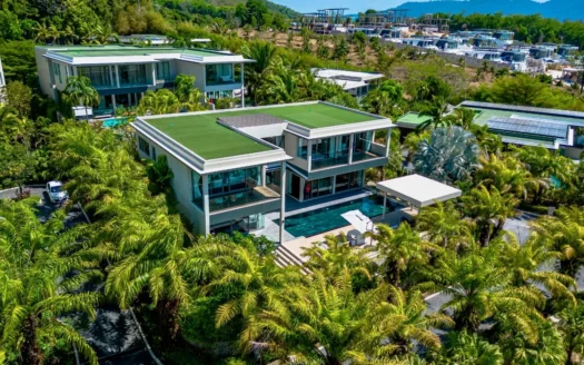 Квадрокоптерный кадр современной виллы с зелёной крышей и бассейном