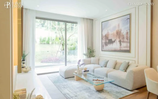 Яркая гостиная с кремовым угловым диваном и стеклянным кофейным столиком