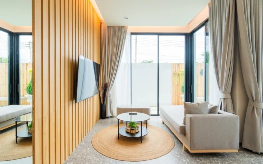 Гостиная с деревянной стеной из планок и большими стеклянными окнами