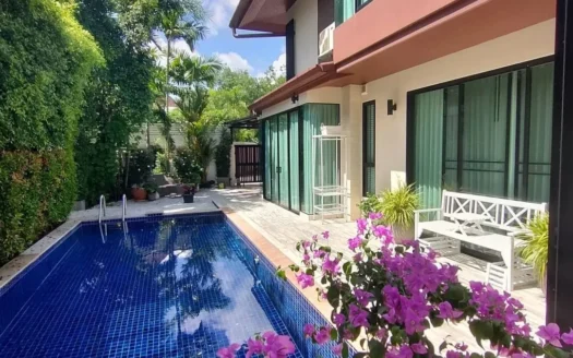 Современный дом с раздвижными стеклянными дверями, голубой бассейн