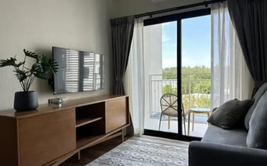 Гостиная с телевизором на деревянной тумбе и видом на балкон