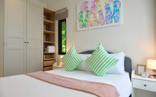 Яркая спальня с белым шкафом и яркой картиной со слонами