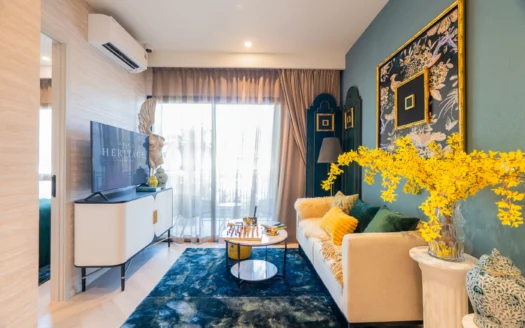 Бирюзовая акцентная стена за диваном с желтыми цветами