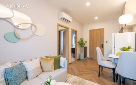 Гостиная с серым диваном, яркими подушками и настенным декором