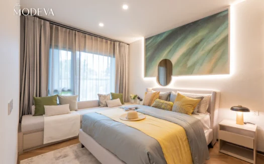 Современная спальня с зелёной диагональной стеной позади кровати