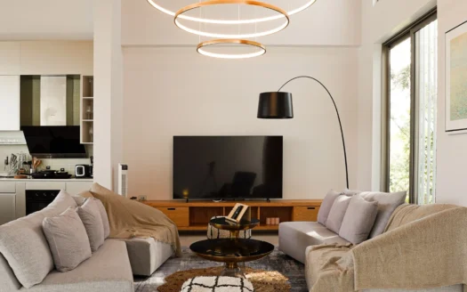 Яркая гостиная с большими круглыми светильниками и бежевыми диванами