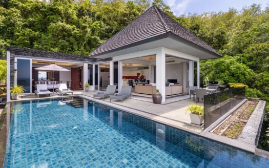 Современная вилла снаружи, бассейн с синими плитками и терраса