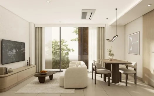 Гостиная с бежевым диваном и деревянным обеденным столом у стеклянных дверей