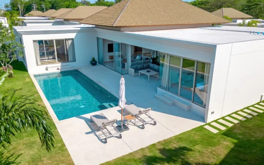 Современная белая вилла с прямоугольным бассейном и шезлонгами