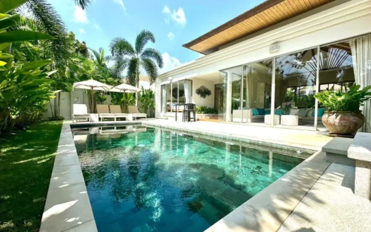 Уличный бассейн с белыми лежаками, зонтами и стеклянной виллой