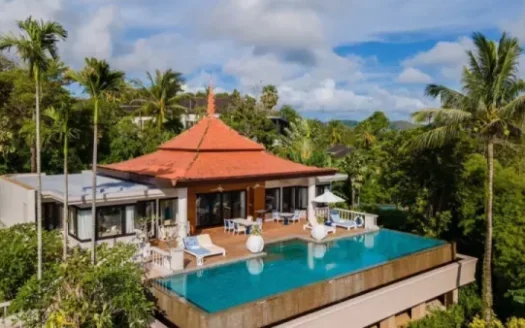 Дрон-вид на тропическую виллу с красной крышей и бассейном