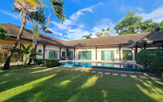 Уличная вилла с бассейном в синей плитке и тропическим садом