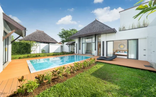 Солнечная вилла с бассейном, деревянной террасой и стеклянными дверями